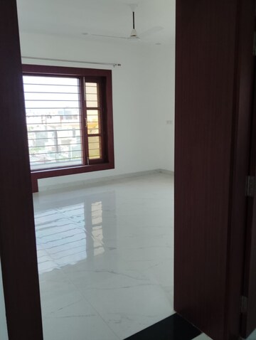 Room in 3.5 BHK Villa at Sushant Golf City – for Rent