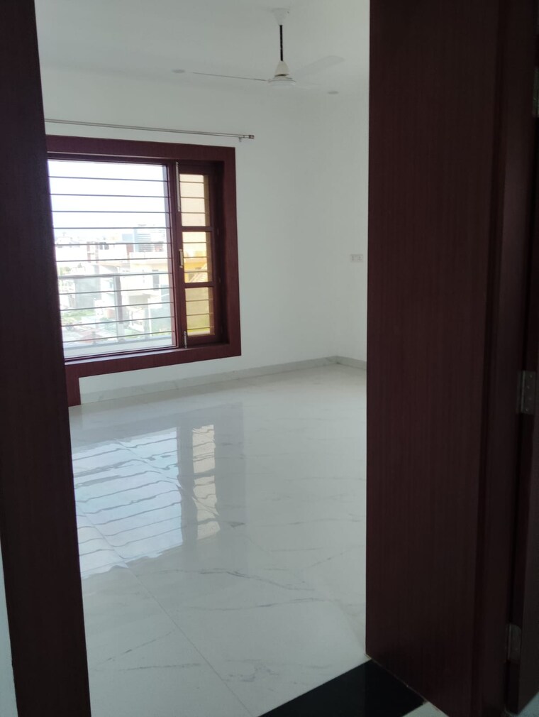 Room, sushant golf city 3.5 Bedroom 2500 Sq.Ft. Villa In Sushant Golf City Lucknow 9356755