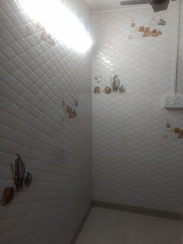 Room in 1 BHK Apartment at Mahalaxmi CHS Worli, Worli – for Rent