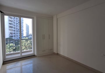 Room in 3 BHK Apartment at Maxxus Elanza, International Airport Road – for Rent