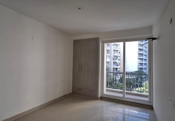 Room in 3 BHK Apartment at Maxxus Elanza, International Airport Road – for Rent