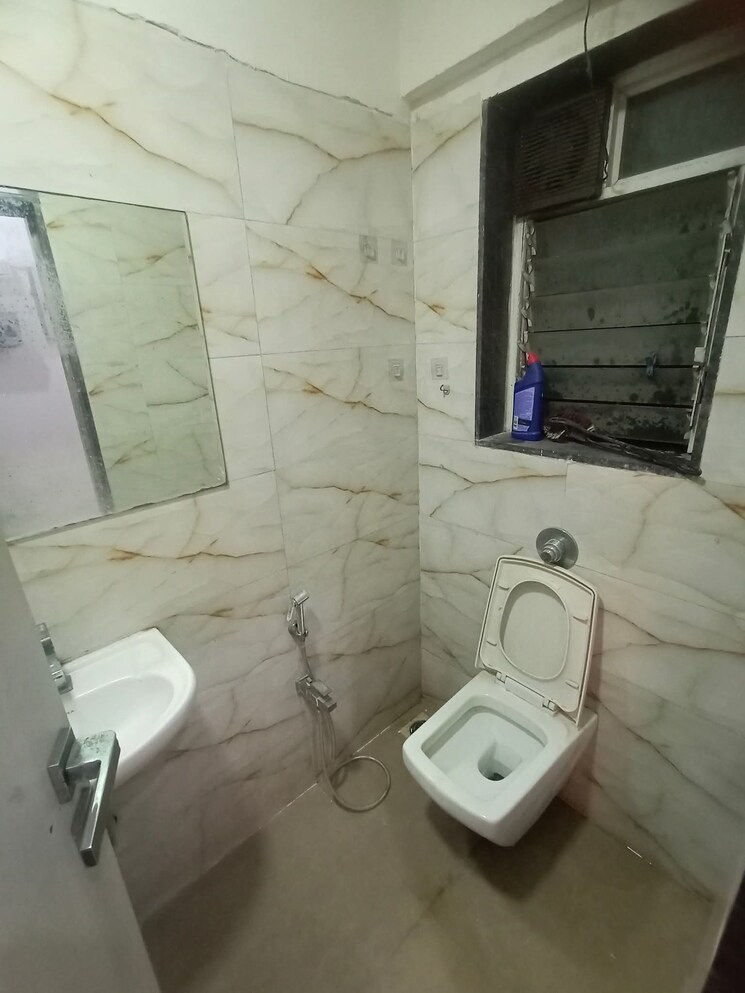 Bathroom, azad-nagar-sangam-chs-andheri 1 Bedroom 550 Sq.Ft. Apartment In Andheri West Mumbai 9356824