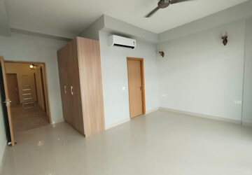 Room in 3 BHK Apartment at Emaar Palm Gardens, Sector 83 – for Sale