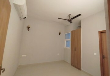 Room in 3 BHK Apartment at Emaar Palm Gardens, Sector 83 – for Sale