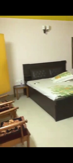 Bedroom in 2.5 BHK Villa at Varun Enclave, Sector 28 – for Rent