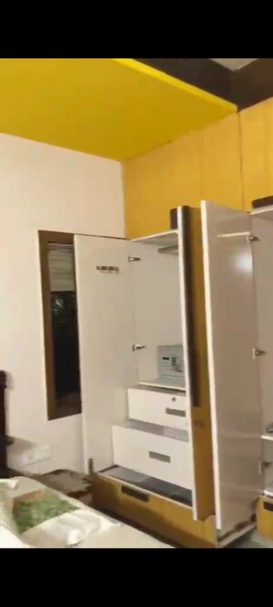 Furnished Amenities in 2.5 BHK Villa at Varun Enclave, Sector 28 – for Rent