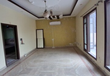 Room in 6+ BHK Villa at Silver City Extention, Vip Road – for Rent