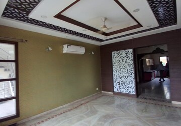 Room in 6+ BHK Villa at Silver City Extention, Vip Road – for Rent