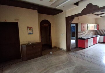 Room in 6+ BHK Villa at Silver City Extention, Vip Road – for Rent