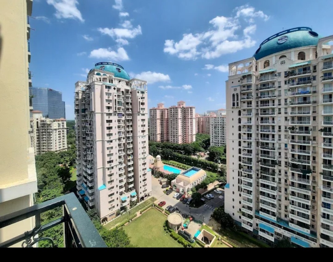 4 BHK + Servant Room Apartment For Sale in DLF Westend Heights