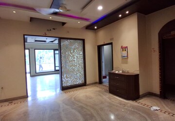 Room in 6+ BHK Villa at Silver City Extention, Vip Road – for Rent