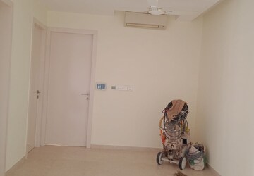 Room in 2 BHK Apartment at Lodha Fiorenza, Goregaon East – for Rent