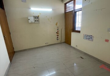 Room in 2 BHK Builder Floor at Sector 46 – for Rent