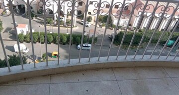 Balcony in 4 BHK Apartment at DLF Trinity Towers, Dlf Phase V – for Sale