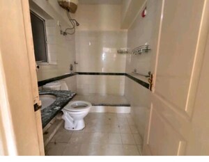 Bathroom in 4 BHK Apartment at DLF Trinity Towers, Dlf Phase V – for Sale