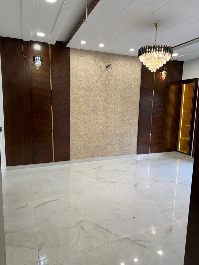 Room, sunny enclave 2.5 Bedroom 220 Sq.Yd. Independent House In Sunny Enclave Mohali 9357313