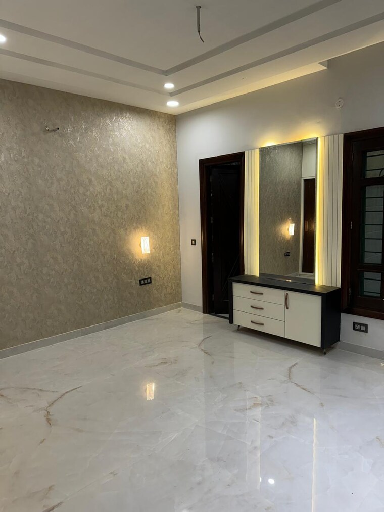Room, sunny enclave 2.5 Bedroom 220 Sq.Yd. Independent House In Sunny Enclave Mohali 9357313