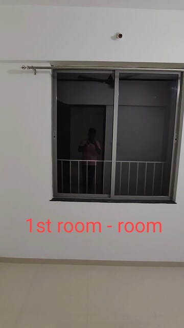 Room in 2 BHK Apartment at Pimple Saudagar – for Rent