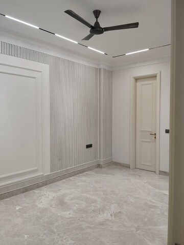 Room in 3 BHK Builder Floor at Boutique Residential Apartments C-253, Defence Colony – for Rent