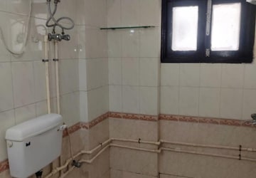 Bathroom in 3 BHK Apartment at Hamlin Apartment, Sector 43 – for Rent