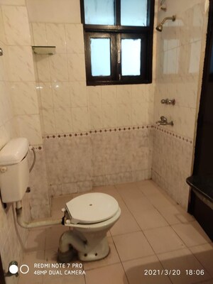 Bathroom in 3 BHK Apartment at Hamlin Apartment, Sector 43 – for Rent