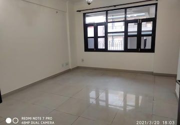 Room in 3 BHK Apartment at Hamlin Apartment, Sector 43 – for Rent