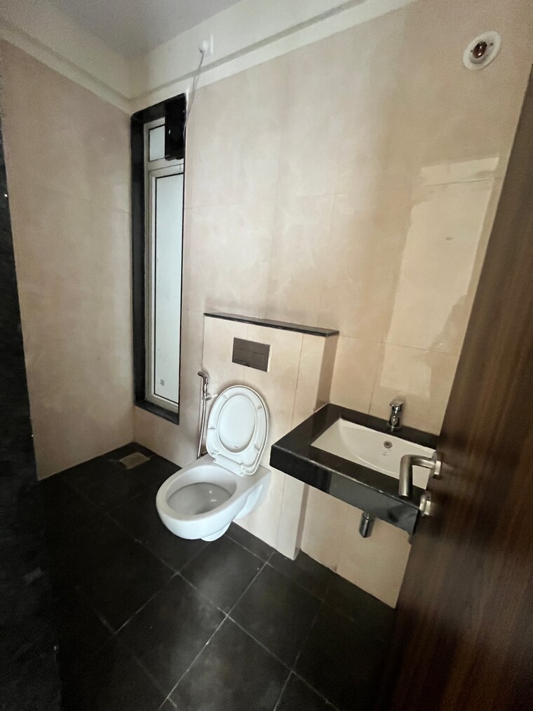Bathroom, sheth-zuri 3 Bedroom 1150 Sq.Ft. Apartment In Eastern Express Highway Thane 9357452