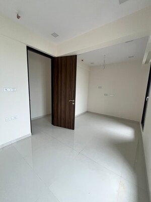 Room in 3 BHK Apartment at Sheth Zuri, Eastern Express Highway – for Rent