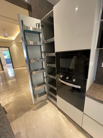 Master Bedroom in 3 BHK Builder Floor at Dlf Phase ii – for Rent