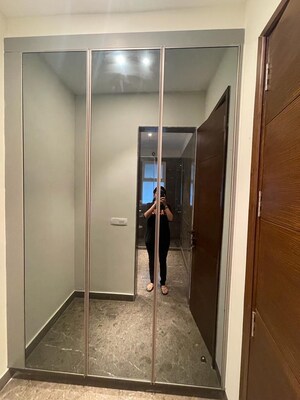 Building Lobby in 3 BHK Builder Floor at Dlf Phase ii – for Rent