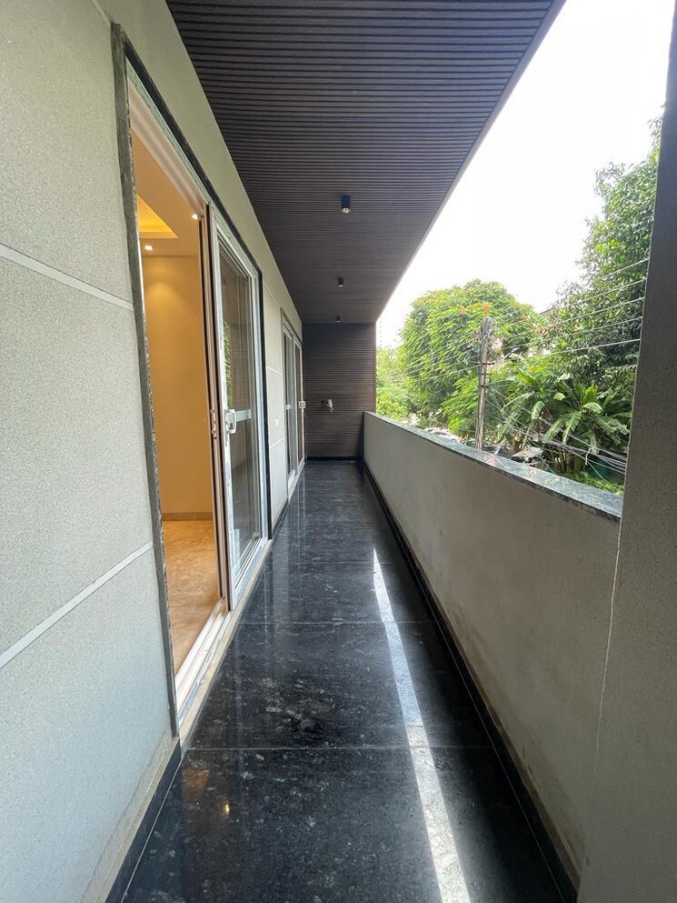 Balcony, dlf phase ii 3 Bedroom 215 Sq.Yd. Builder Floor In Dlf Phase ii Gurgaon 9357501