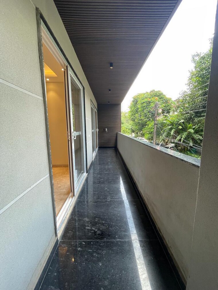 Balcony, dlf phase ii 3 Bedroom 215 Sq.Yd. Builder Floor In Dlf Phase ii Gurgaon 9357501