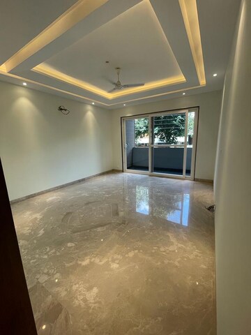 Room in 3 BHK Builder Floor at Dlf Phase ii – for Rent