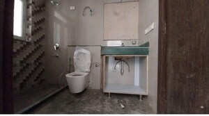 Bathroom in 4 BHK Apartment at DLF The Carlton Estate, Dlf Phase V – for Sale
