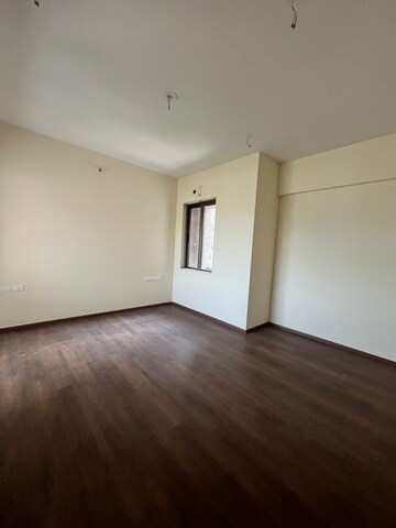 Room in 3.5 BHK Apartment at Bhimjyani Verraton, Thane West – for Sale
