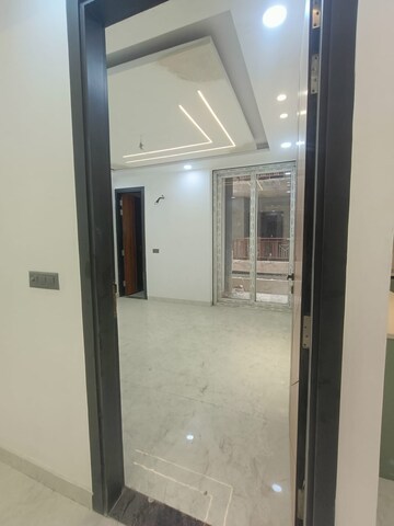 Room in 2 BHK Builder Floor at Sector 104 – for Sale