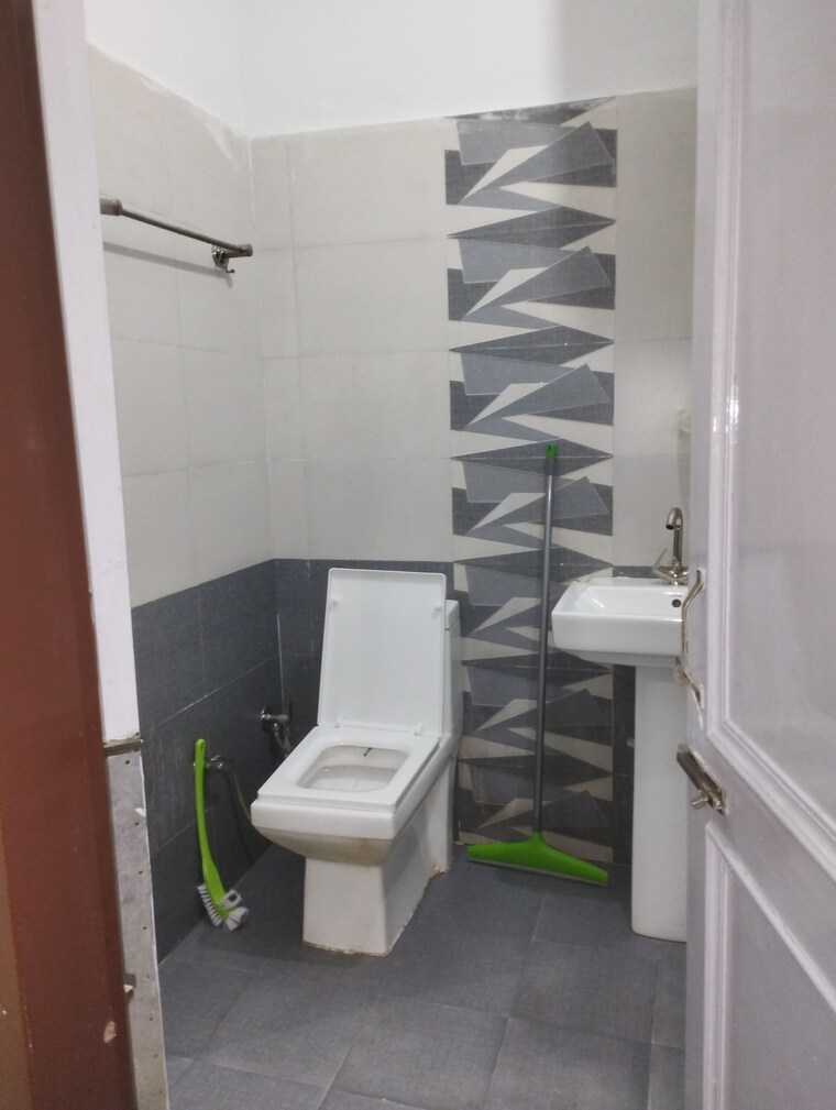 Bathroom, ludhiana chandigarh hwy 2 Bedroom 150 Sq.Yd. Apartment In LudhianA Chandigarh Hwy Mohali 9357743