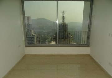 Room in 4 BHK Apartment at Oberoi Realty Esquire, Goregaon East – for Sale