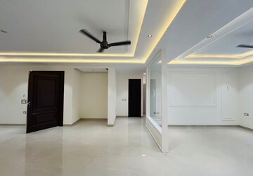 Room in 4 BHK Builder Floor at Green Fields Colony – for Rent