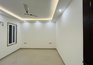 Room in 4 BHK Builder Floor at Green Fields Colony – for Rent