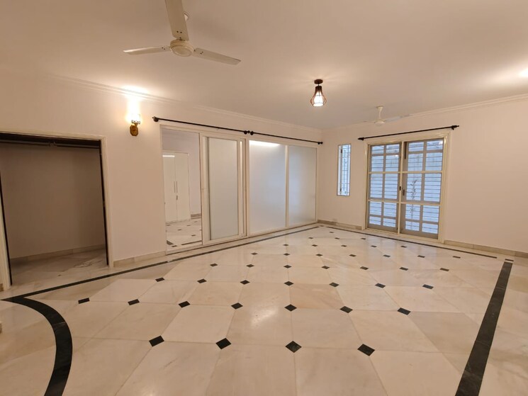 Room, seebo-apartments 3 Bedroom 2500 Sq.Ft. Apartment In Halasuru Bangalore 9357899
