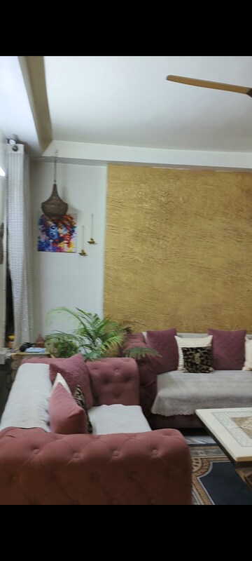 Furnished Amenities in 4 BHK Builder Floor at Laxmi Nagar – for Sale