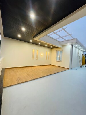 Room in 3 BHK Builder Floor at Jakhan – for Rent