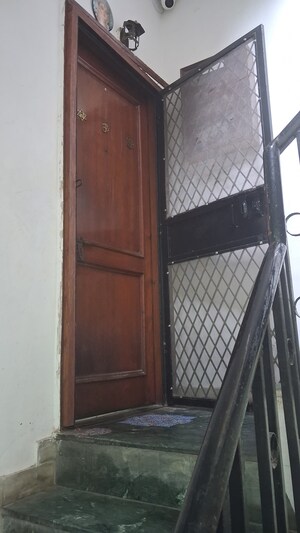 Furnished Amenities in 2 BHK Builder Floor at Hauz Khas – for Rent