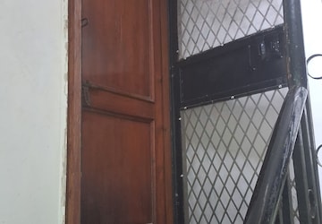 Furnished Amenities in 2 BHK Builder Floor at Hauz Khas – for Rent