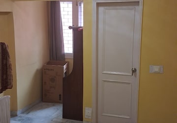 Room in 2 BHK Builder Floor at Hauz Khas – for Rent