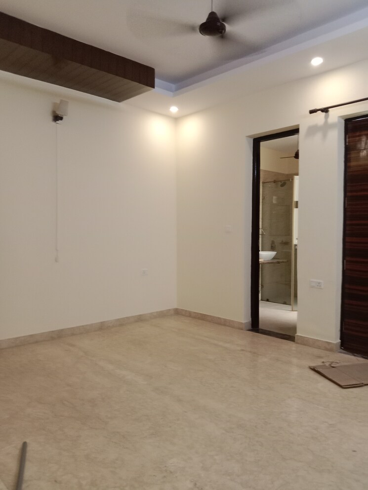 Room, sector 62 2 Bedroom 1025 Sq.Ft. Apartment In Sector 62 Noida 9358350