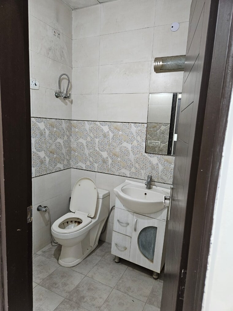 Bathroom, maya-homes 3 Bedroom 1350 Sq.Ft. Builder Floor In Indrapuram Ghaziabad 9358618