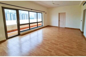 Room in 3 BHK Apartment at Central Park I, Sector 42 – for Sale