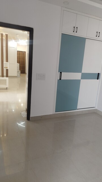 Room in 2 BHK Apartment at Suncity Avenue 76, Sector 76 – for Rent